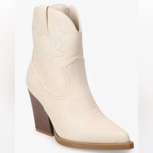 Elegant cream Western Ankle Boots